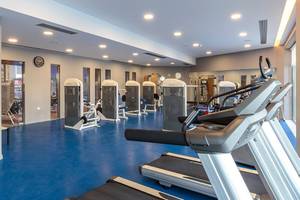 Fitnessstudio im Rodos Princess Beach Hotel mit Laufbändern und Trainingsgeräten.