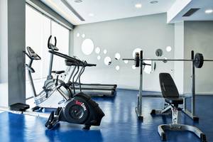Fitnesscenter im Rodos Princess Beach Hotel mit verschiedenen Trainingsgeräten.