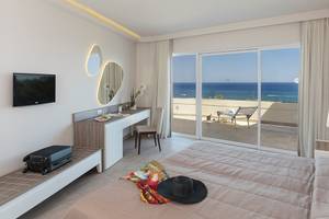 Ein modernes Hotelzimmer mit Blick auf das Meer im Rodos Princess Beach Hotel.
