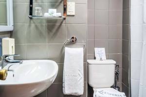 Badezimmer im Esperides Beach Resort Hotel mit Waschbecken, Toilette und Handtuchhalter