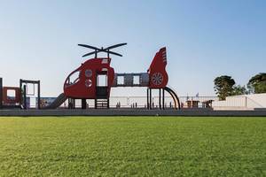 Kinderspielplatz im Esperides Beach Resort mit einem roten Hubschrauberspielgerät.