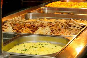 Buffet-Auswahl im Astir Palace Hotel mit verschiedenen Speisen in Silberschalen.