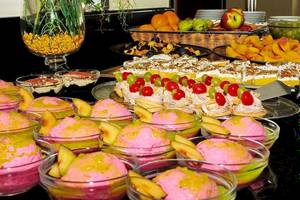 Dessertbuffet im Astir Palace Hotel mit Eis, Kuchen und Früchten.