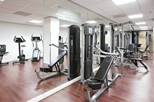Fitnessstudio im NH Amsterdam Centre Hotel mit verschiedenen Trainingsgeräten