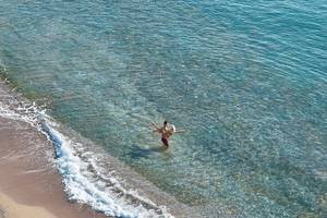 Zwei Menschen im kristallklaren Wasser am Strand