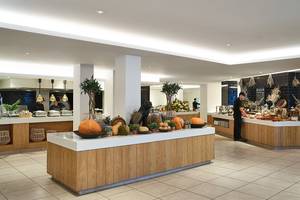 Buffetbereich im Hotel Grecotel Lux Me Dama Dama mit verschiedenen Speisen und Pflanzen.