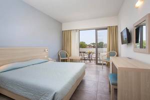 Schlafzimmer im Niriides Beach Hotel mit Blick auf die Terrasse.