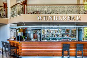 Barbereich der Wunderbar im Asteria Family Resort Belek mit blauer Theke und Barhockern.