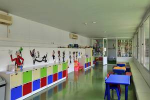 Kinderzimmer im Su Hotel mit bunten Schränken und Tischen, Disney-Zeichnungen an der Wand.