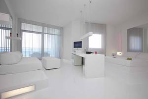 Modernes, minimalistisches Zimmer im Su Hotel mit weißen Möbeln und Meerblick.
