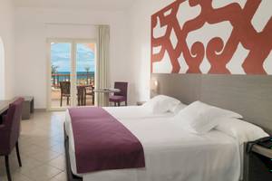 Hotelzimmer im VOI Praia De Chaves Resort mit Blick auf das Meer und Balkon.
