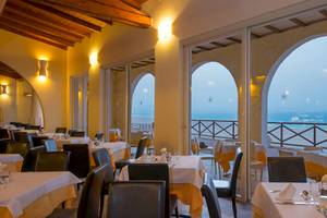 Speisesaal im VOI Praia De Chaves Resort mit Blick auf das Meer.