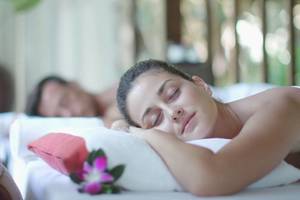 Frau genießt Spa-Behandlung im Anantara Rasananda Koh Phangan Villas
