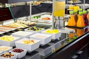 Frühstücksbuffet im NH Hamburg Altona mit verschiedenen Gerichten und Getränken.