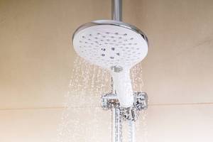 Eine Duschkopf mit Wasserstrahlen in einem Badezimmer