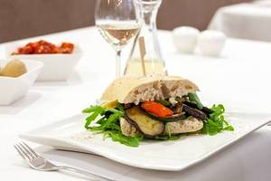 Gemüsesandwich auf einem Teller mit Salat und gegrillten Paprika im NH Hamburg Altona