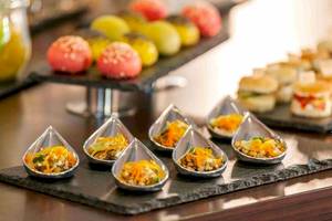 Buffet-Auswahl im NH Hamburg Altona Hotel mit verschiedenen Gerichten und Vorspeisen.