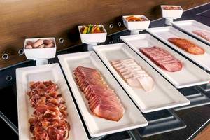Buffet mit verschiedenen Fleischplatten im NH Hamburg Altona