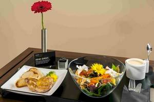 Zimmerservice-Platte mit Salat, Fleisch und Brot im NH Hamburg Altona Hotel