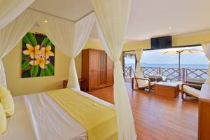Zimmer im Dreamland The Unique Sea & Lake Resort Spa mit Meerblick, Bett, Sitzbereich und Fernseher.