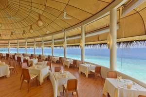 Innenansicht des Restaurants im Dreamland The Unique Sea & Lake Resort Spa mit Blick auf das Meer.