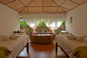 Behandlungsraum im Traumland Unique Meer & See Resort Spa mit einer Frau in einer großen Badewanne mit Lichtern.