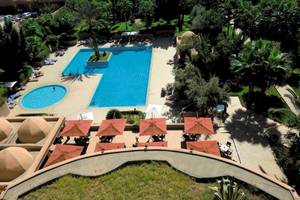 Hotel Atlas Medina & Spa mit Swimmingpool und Sonnenliegen im Freien