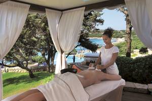 Massage im Freien unter Küstenlandschaft im Colonna Grand Hotel Capo Testa