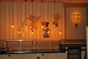 Restaurant mit Wandgemälden von Zeichentrickfiguren wie Tom und Jerry, Bugs Bunny, Minnie Mouse und Charlie Chaplin.