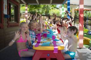 Kinder am Tisch im Freibereich des Aydinbey Kings Palace & Spa