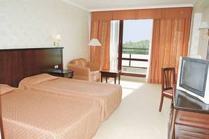Doppelzimmer im Gladiola Star Hotel mit zwei Betten, Fernseher und einem Balkon.