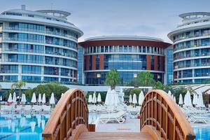 Außenansicht des Baia Lara Hotels mit Swimmingpool und Sonnenliegen