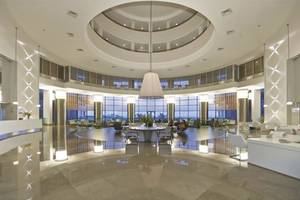 Lobby des Baia Lara Hotels mit zentralem Tisch und vielen Sitzgelegenheiten.