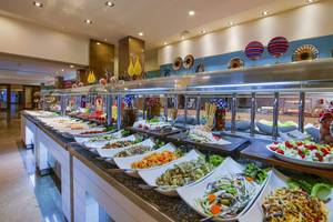 Buffet im Baia Lara Hotel mit einer Auswahl an Salaten und Gerichten.