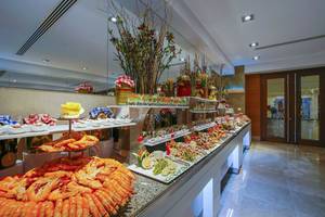 Buffet-Restaurant im Baia Lara Hotel mit einer Auswahl an Meeresfrüchten und vegetarischen Gerichten.
