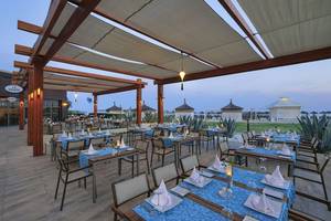 Restaurantterrasse des Baia Lara Hotels mit gedeckten Tischen und Überdachungen