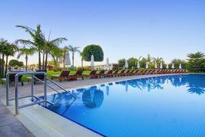 Außenpool des Baia Lara Hotels mit Liegen und Sonnenschirmen