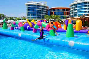 Kinder spielen auf einem bunten Wasserspielplatz im Baia Lara Hotel.