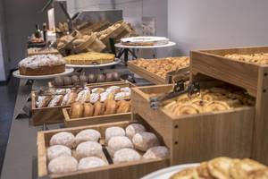 Frühstücksbuffet im Gran Hotel Havana Barcelona mit verschiedenen Kuchen und Gebäck.