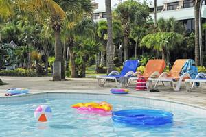 Der Poolbereich des Sol Palmeras Hotels mit Liegestühlen und Schwimmhilfen.