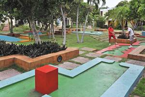 Zwei Männer spielen Minigolf im Sol Palmeras Hotel.