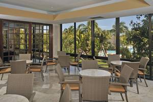 Sol Palmeras Hotel Terrasse mit Blick auf den Pool und Palmen