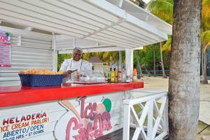 Eisdiele am Strand des Sol Palmeras Hotels, bedient von einer Frau.