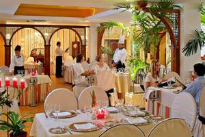 Gäste essen im Restaurant des Sol Palmeras Hotels.