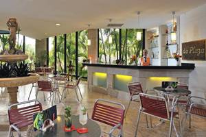 Innenansicht der Lobby-Bar des Sol Palmeras Hotels mit Brunnen, Tischen, Stühlen und einer Barfrau.