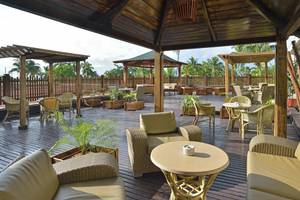 Terrasse des Sol Palmeras Hotels mit Möbeln und Pflanzen