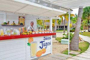 Ein Verkäufer serviert Getränke in einem Saftstand im Sol Palmeras Hotel.