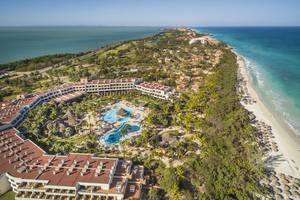 Luftaufnahme des Sol Palmeras Hotels mit Pool und Strand
