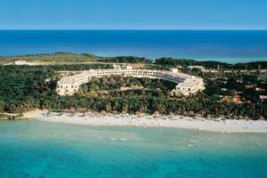 Luftaufnahme des Sol Palmeras Hotels mit Blick auf die Küste und den Strand