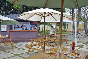 Sol Palmeras Hotel Terrasse mit Imbissstand und Gästen, die essen und trinken.